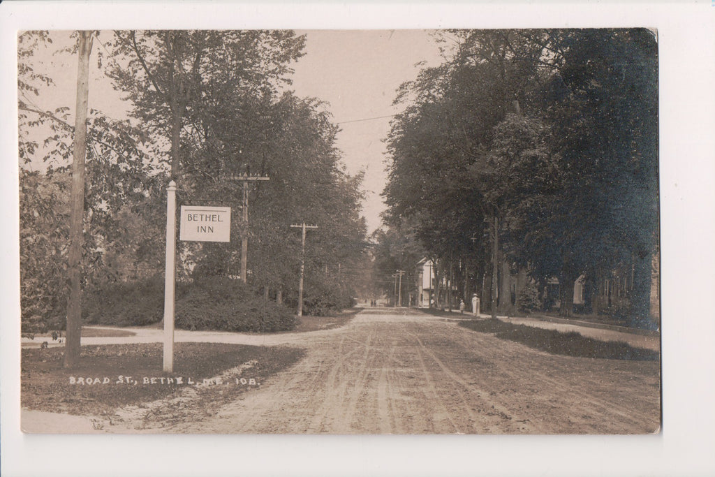 ME, BETHEL - Broad St and Bethel Inn sign - RPPC - B11201